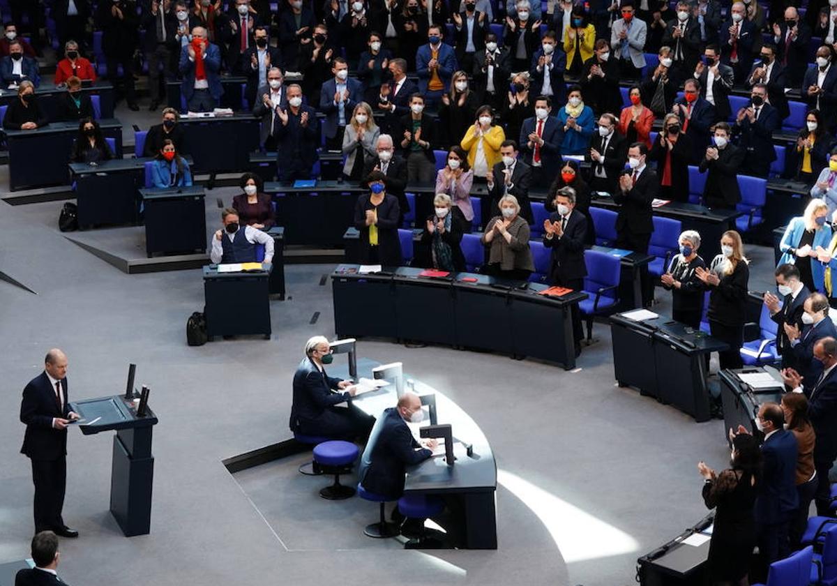 El canciller alemán Olaf Scholz en el Bundestag alemán