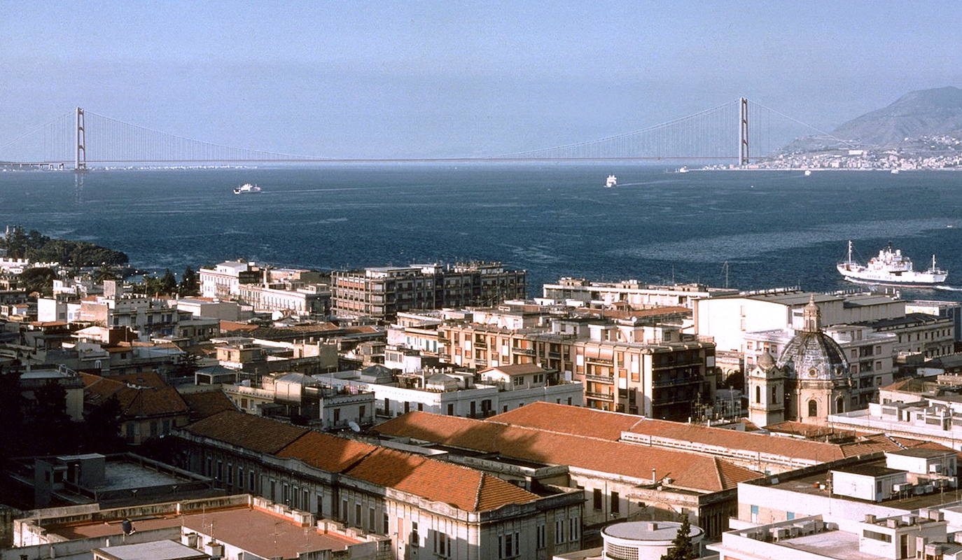 Montaje fotográfico del Puente del Estrecho de Messina, que unirá las regiones italianas de Sicilia y Calabria