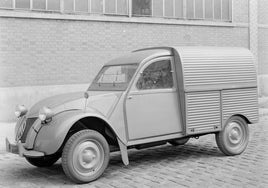 En 1951 nace la 2 CV AU, con 250 kilos de carga útil y el pequeño motor de 375 cc