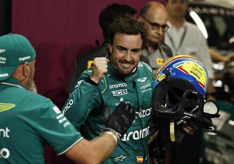 Fernando Alonso celebra su segundo puesto en la parrilla del GP de Arabia Saudí.