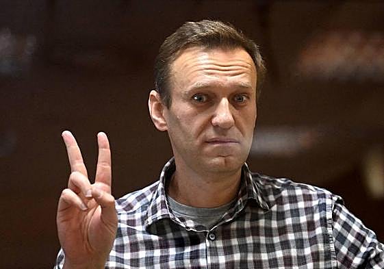 Alexéi Navalni en 2021, en el interior de una celda acristalada duranet el juicio en Moscú.