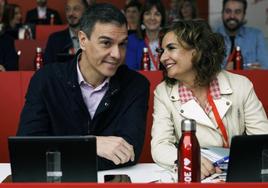 El presidente del Gobierno y la ministra de Hacienda y vicesecrataria general del partido, María Jesús Montero, en la reunión del Comité Federal del PSOE.