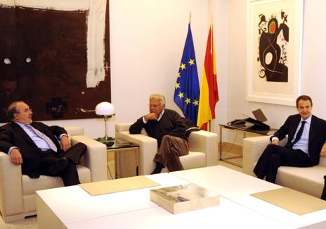 Imagen secundaria 1 - 1. Solbes, aplaudido en el Congreso. 2. En Moncloa junto a González y Zapatero. 3. Nadia Calviño junto a su predecesor en el cargo. 
