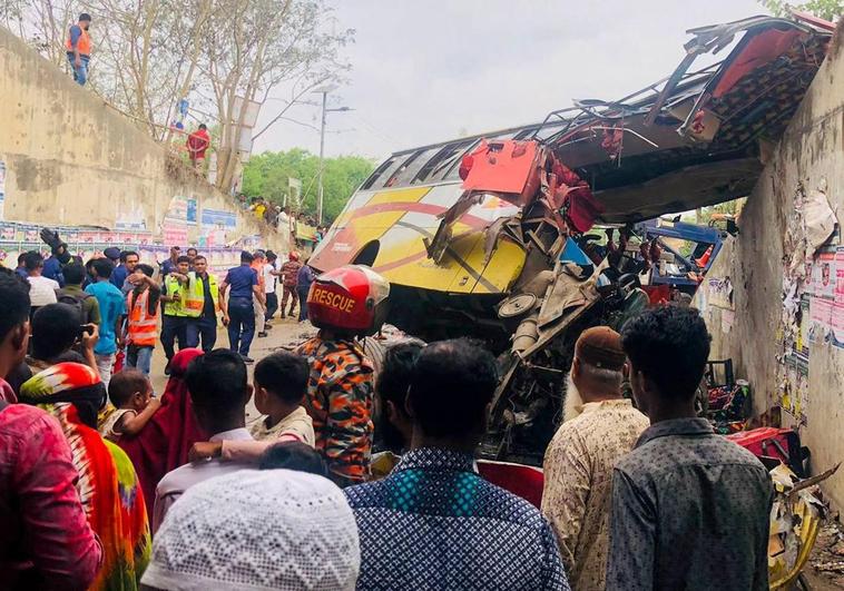 Cerca de una veintena de muertos en un accidente de autobús en Bangladesh