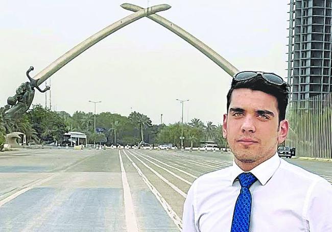 Ali Al Mikdam, periodista y activista, posa en las calles de Bagdad.