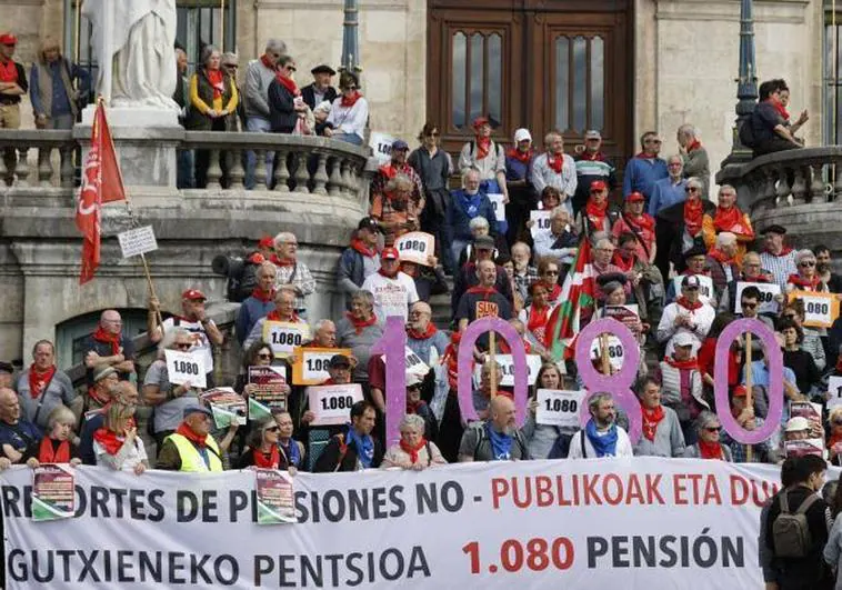 Pensionistas manifestándose este sábado en Bilbao.