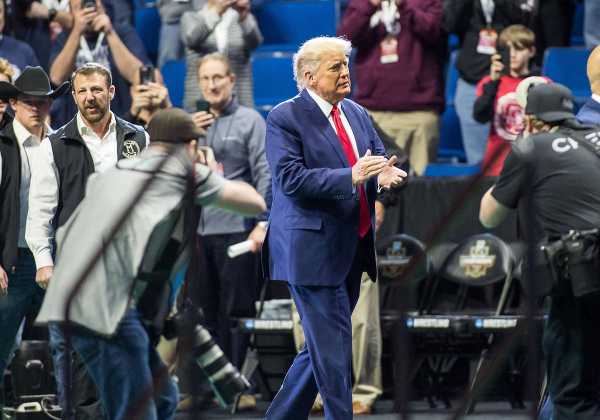 Donald Trump devuelve los aplausos a los simpatizantes que este fin de semana le han vitoreado en un campeonato deportivo en Tulsa.