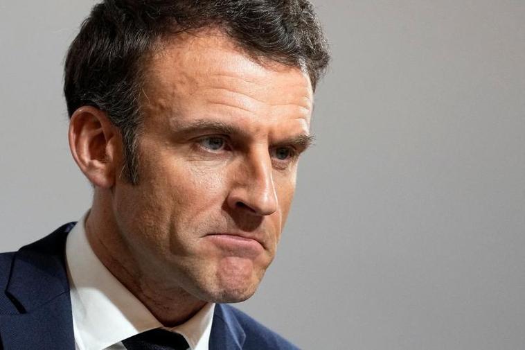 Macron afronta dos mociones de censura con las calles en llamas