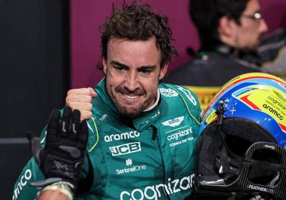 Fernando Alonso celebra en el podio su tercer puesto en el GO de Arabia.