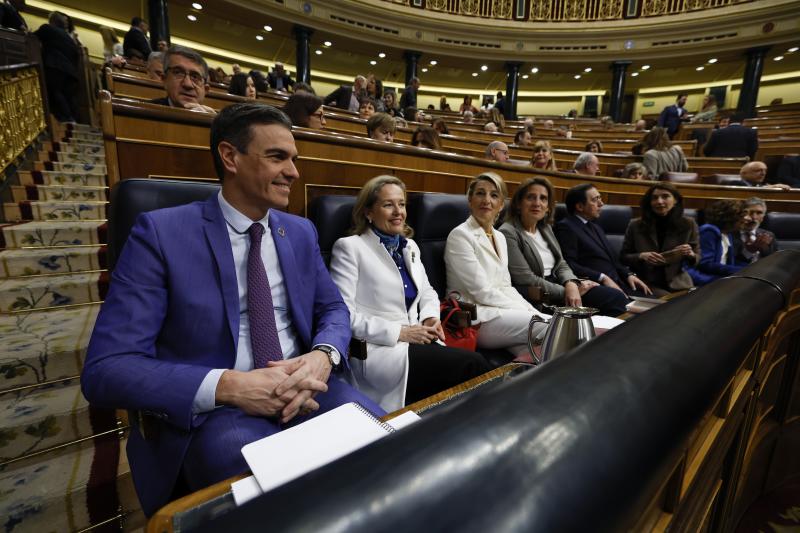 Imagen secundaria 2 - 1. Tamames, en el escaño de Santiago Abascal. 2. El ministro Alberto Garzón saluda a Tamames. 3. Sánchez, en su escaño. 