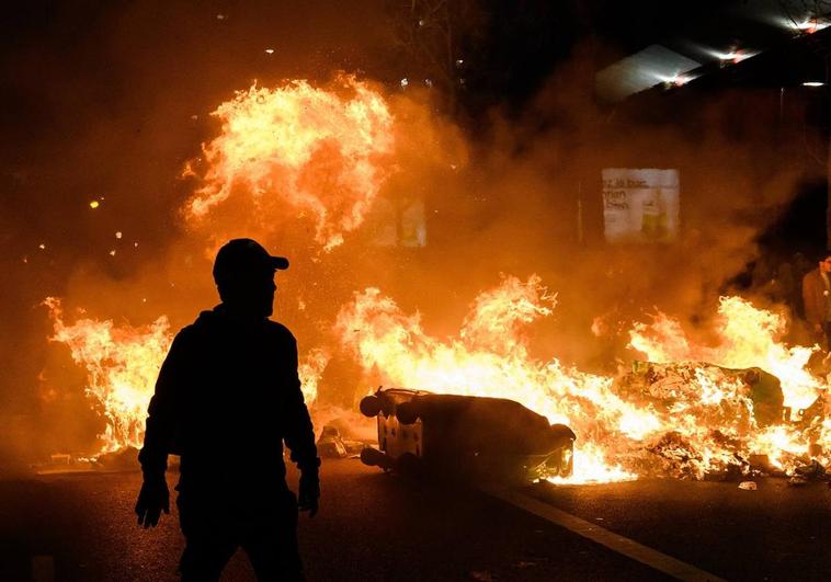 Más de 300 detenidos en Francia en las protestas violentas tras el fracaso de las mociones de censura