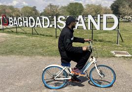 Un hombre pasea en bicicleta en la Isla de Bagdad.