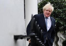 El ex primer ministro británico Boris Johnson, este martes frente a su casa en Londres.