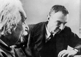 Robert Oppenheimer (dcha.), con Albert Einstein, en 1947.