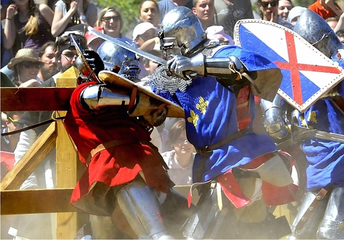 Lucha medieval en el castillo de Belmonte.
