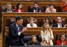 Sánchez recibe el aplauso de la bancada socialista tras tumbar el pleno la moción.