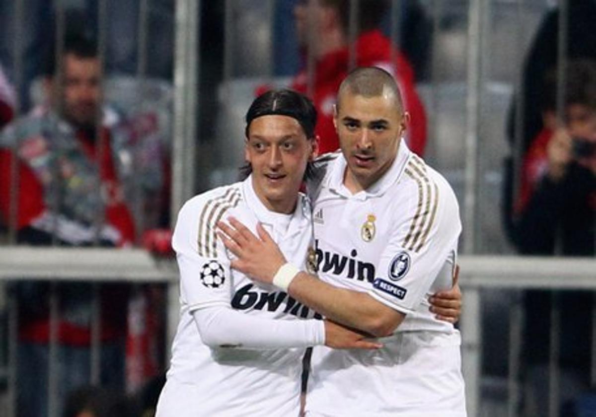 Mesut Özil, junto a Karim Benzema, durante su etapa en el Real Madrid.@