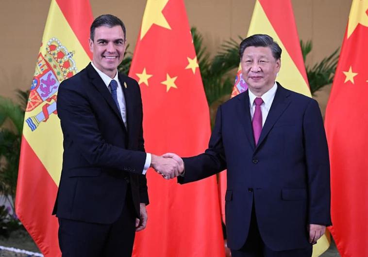 El presidente del Gobierno de España, Pedro Sánchez, junto a su homólogo chino, Xi Jinping, en la cumbre del G-20 en Bali.