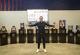 Bojan Krkic posa con los trofeos que ganó con el Barça.