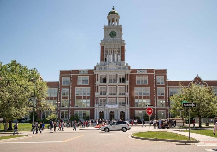 Un estudiante con antecedentes por tenencia de armas dispara contra dos profesores en Denver