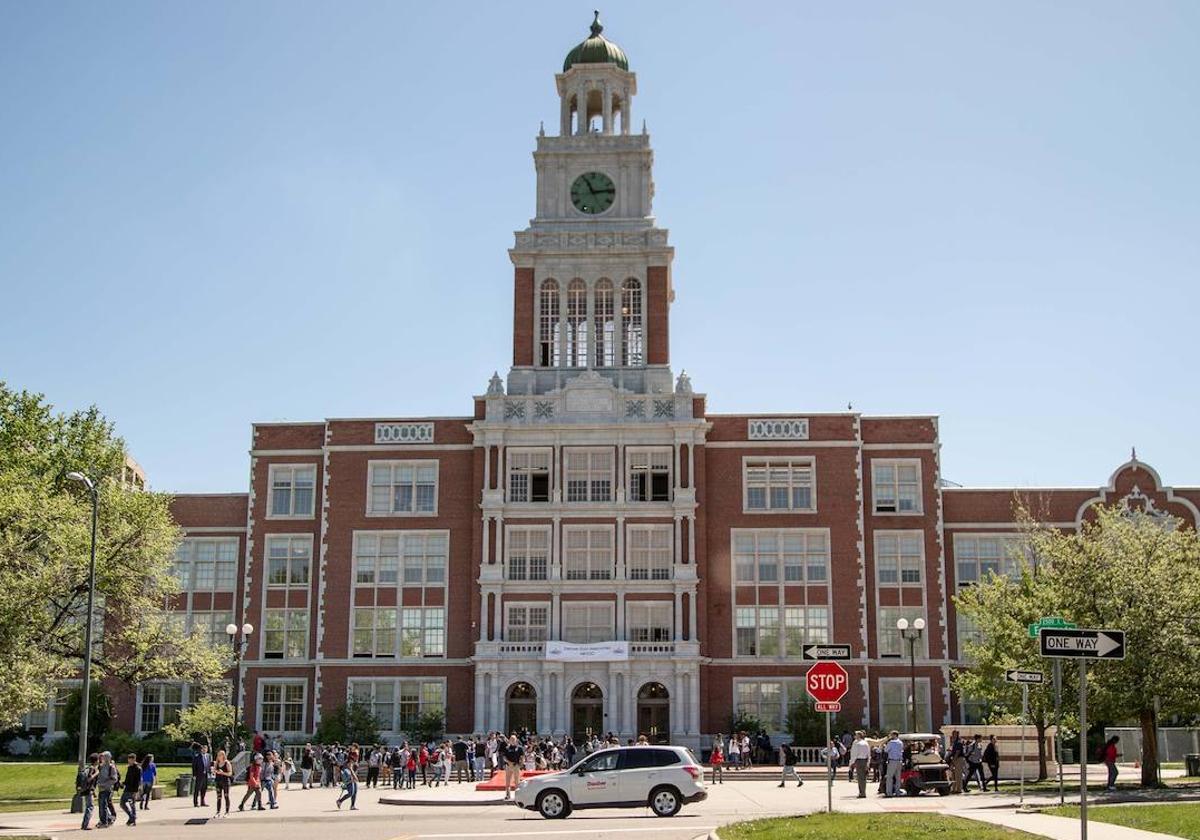 Instalaciones de una escuela de Denver, en Estados Unidos, donde un estudiante ha disparado contra dos profesores.