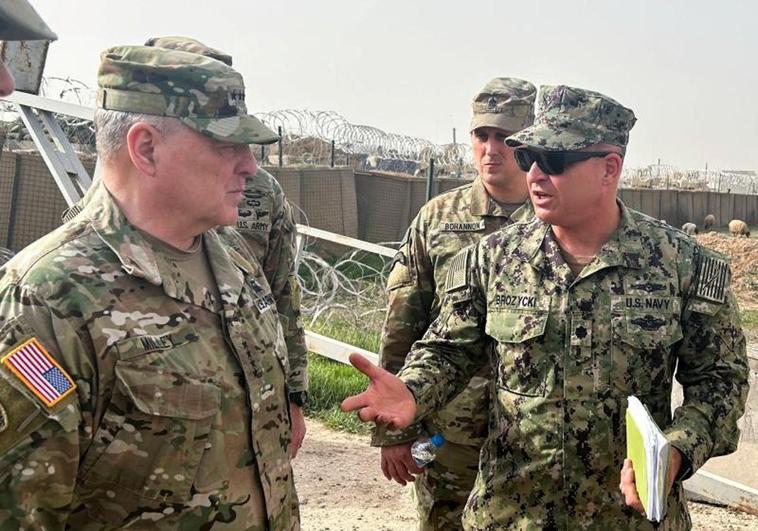 El general Mark Milley habla con militares estadounidenses en Siria durante una visita a principios de mes