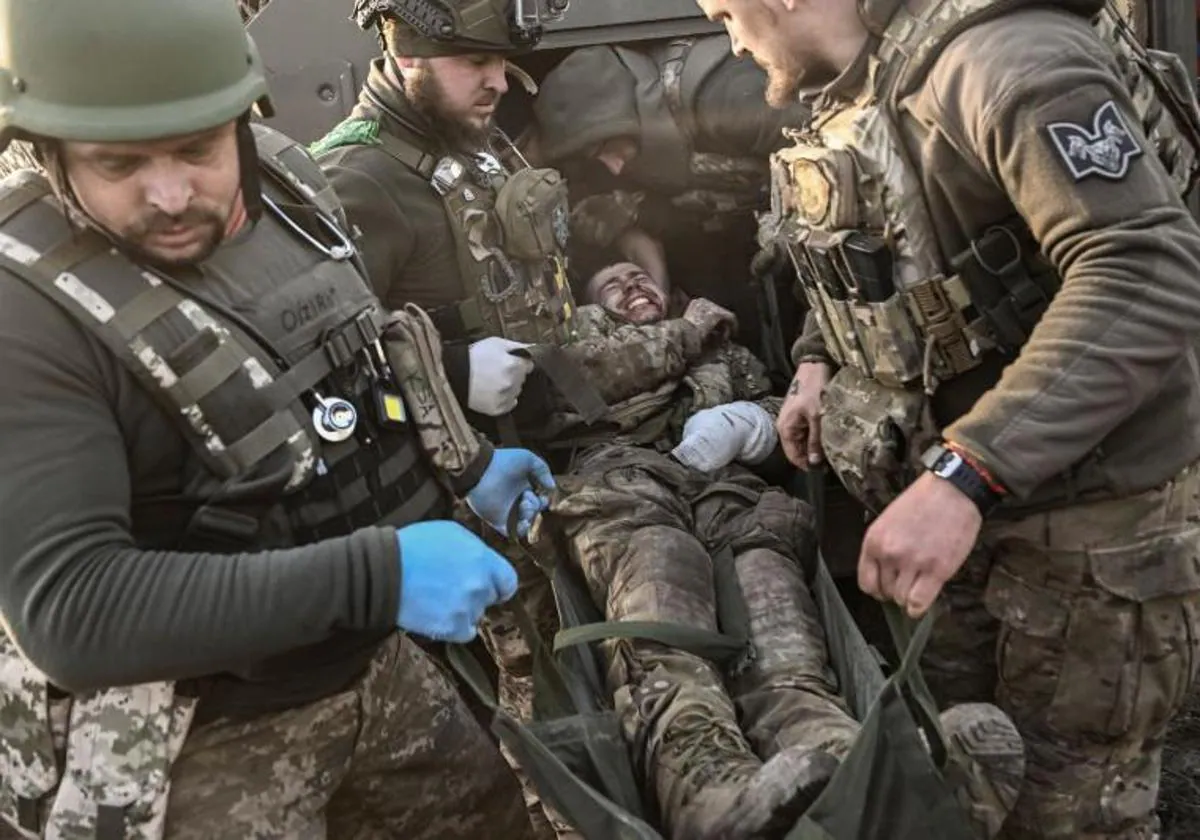 Un militar ucraniano herido es evacuado de la línea del frente cerca de Bajmut.