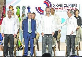 Varios de los jefes de Estado y de Gobierno presentes en la Cumbre Iberoamericana, donde se hizo imprescindible la guayabera, y entre quienes figuraba Felipe VI.