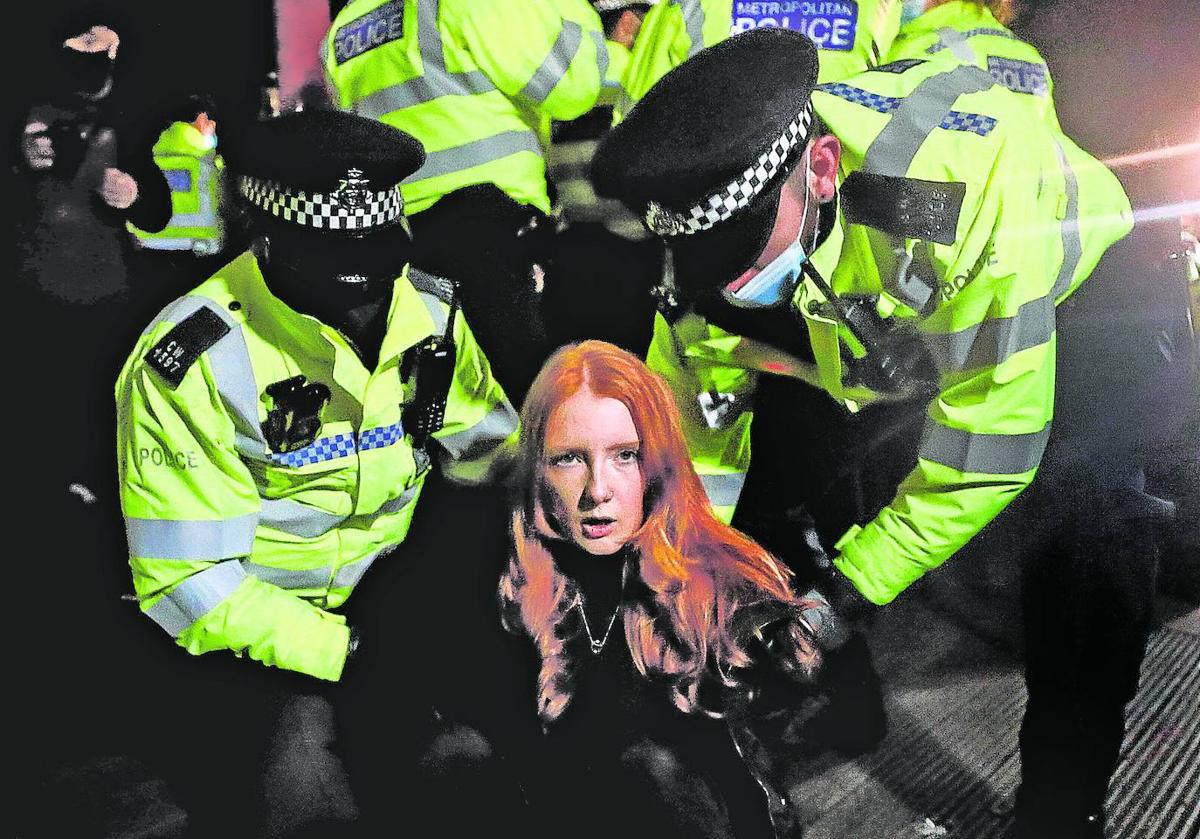 La policía londinense detuvo en 2021 a las manifestantes que protestaban contra el asesinato de una mujer a manos de un policía.