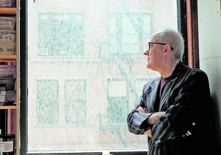 Juan Uslé mira por la ventana en su estudio de Nueva York.