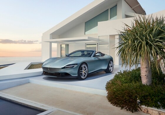 El nuevo Ferrari, un coche descapotable de lujo ideal para la primavera y el verano.