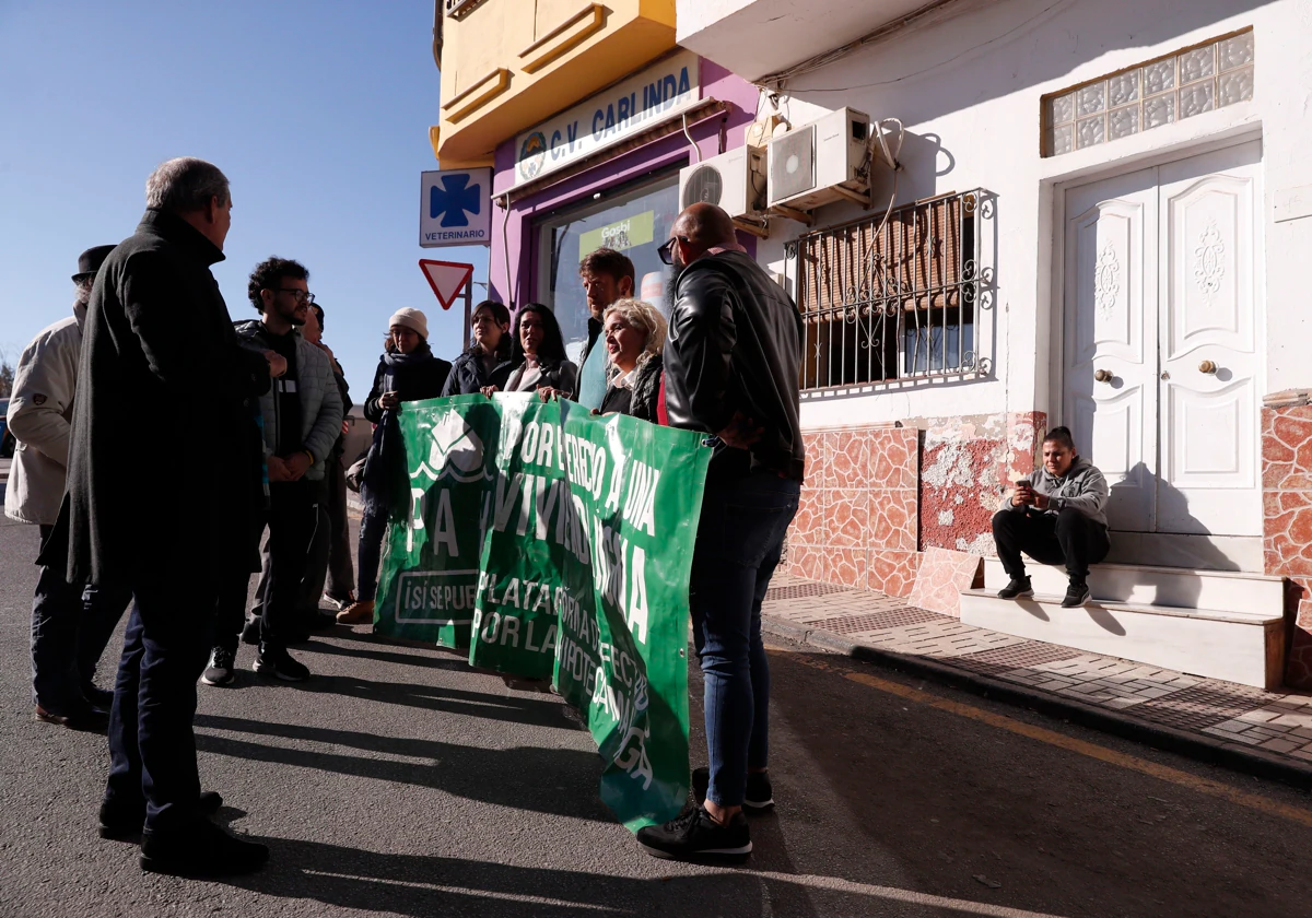 Vecinos de Málaga tratan de evitar el desahucio de una familia con hijos.