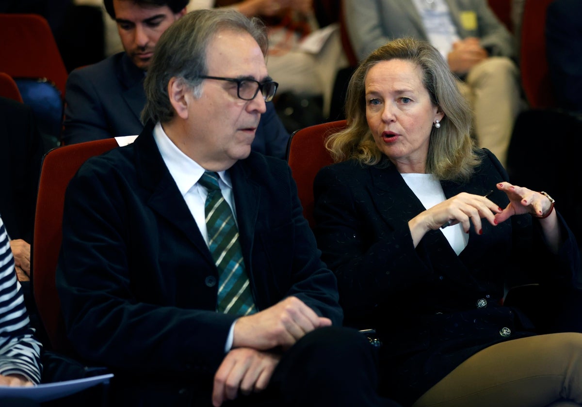 Joan Subirats, titular de Universidades, conversa, ayer, con la vicepresidenta Nadia Calviño.