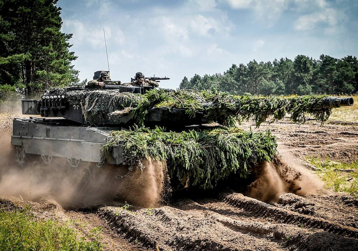 Soldados de la Bundeswehr alemana practican con un Leopard 2 A6 en el área de entrenamiento militar de Augustdorf