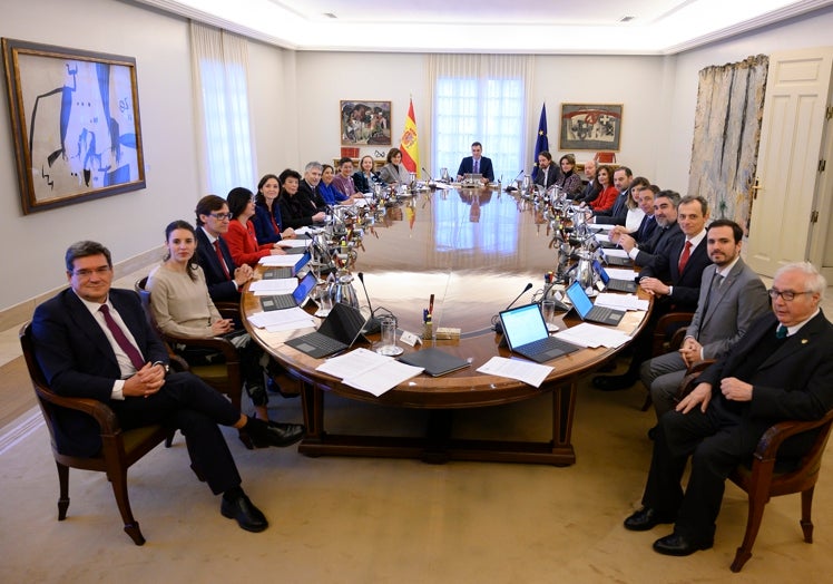 El Consejo de Ministros de la coalición posa en enero de 2020 antes de su primera reunión.