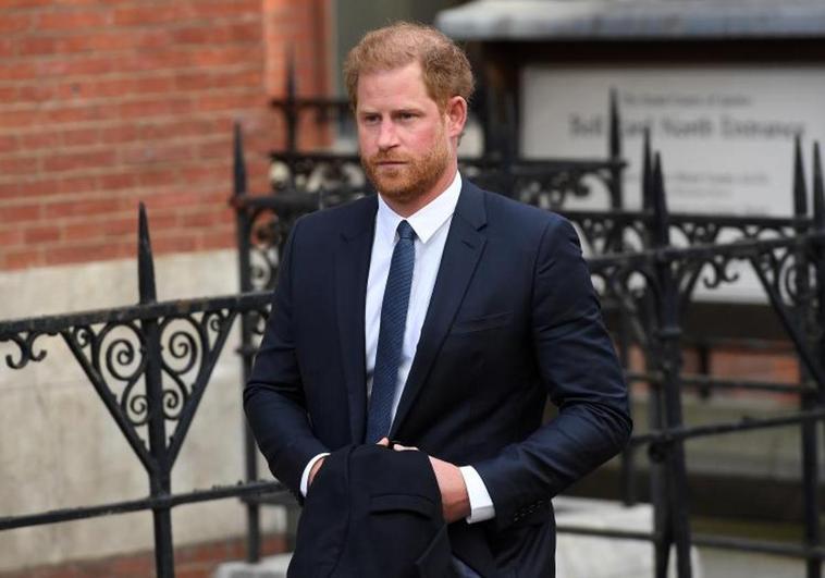 El príncipe Enrique comparece de forma inesperada en el juzgado real de Londres