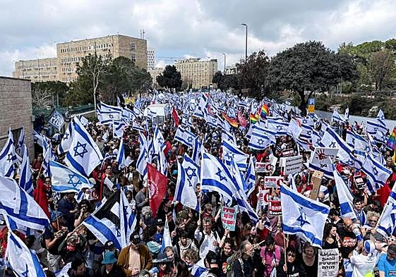 Multitudinaria concentración en las inmediaciones de la Corte Suprema de Jerusalén.
