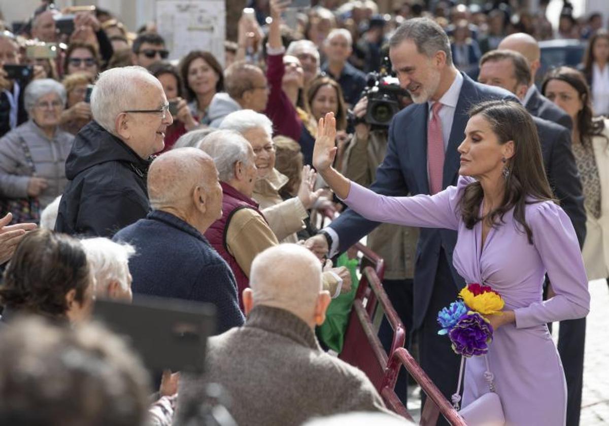 Los Reyes saludan a los ciudadanos en Cádiz.