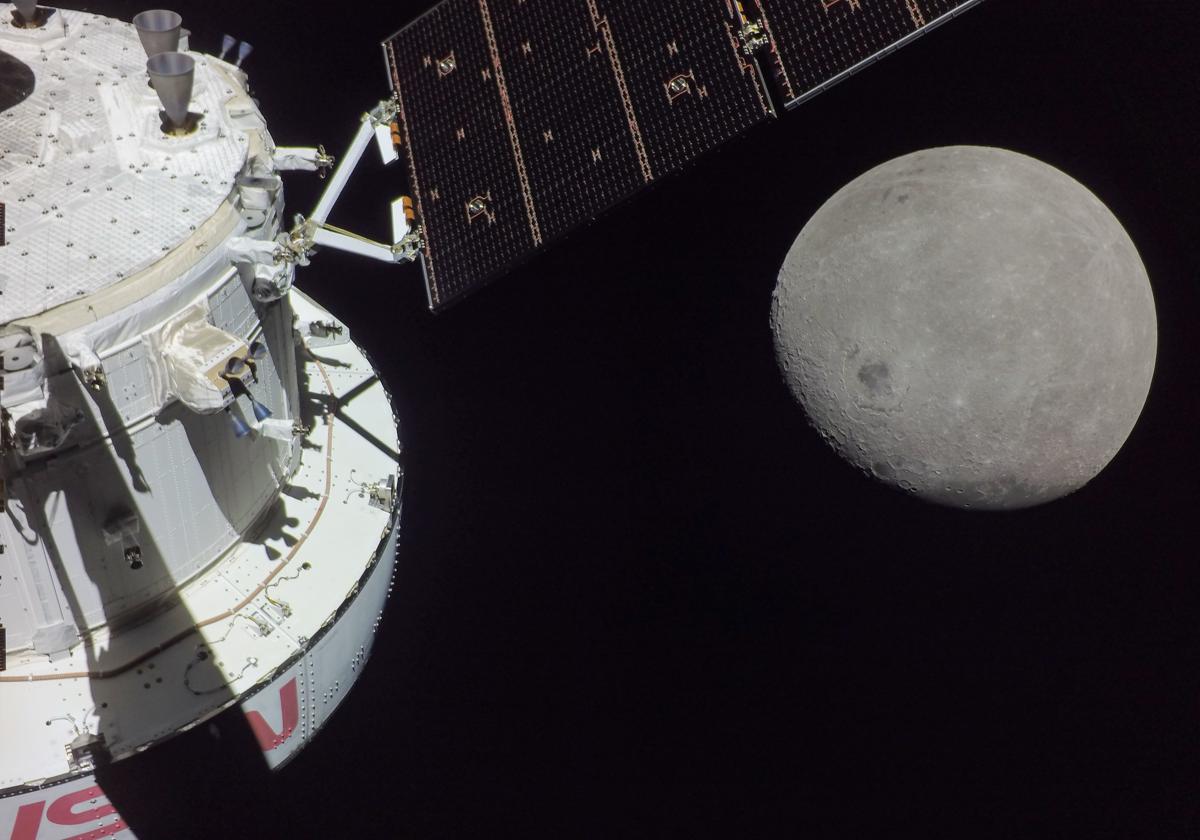 Encuentran una gran reserva de agua en la Luna en forma de 'perlas'