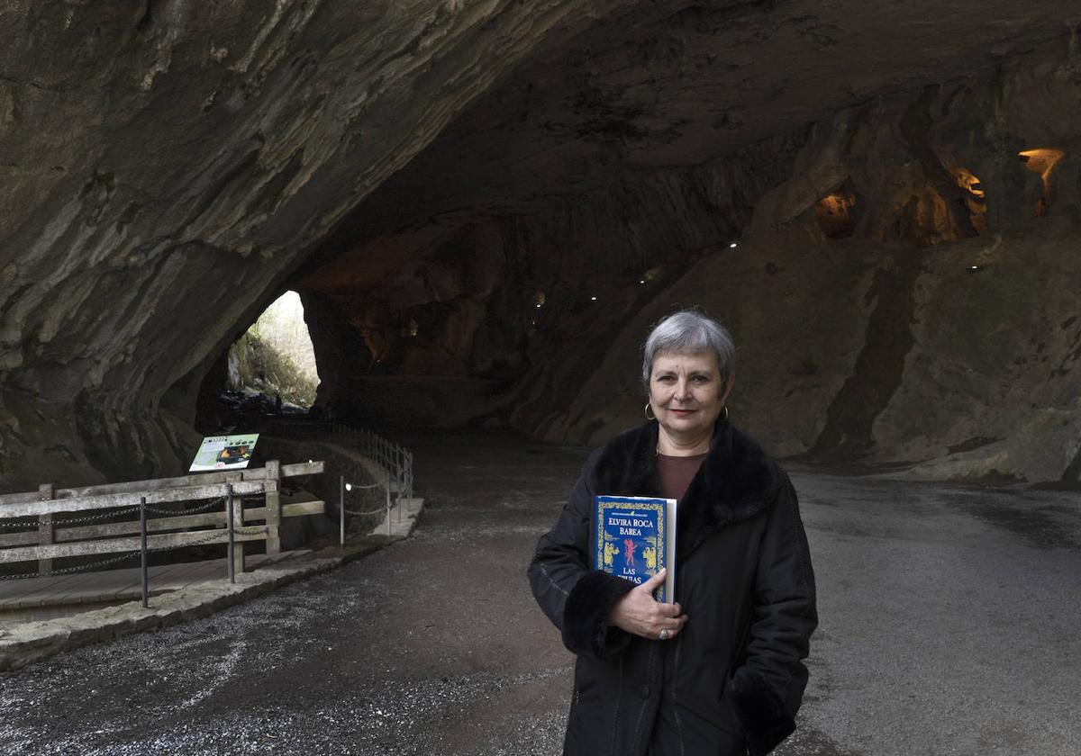 La historiadora y ensayista malagueña Elvira Roca Barea posa con su primera novela, 'Las brujas y el inquisidor', en Zugarramurdi.