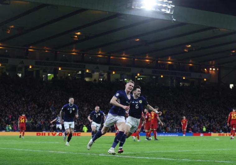 Scott McTominay y sus compañeros celebran el segundo gol de Escocia a España en Glasgow.