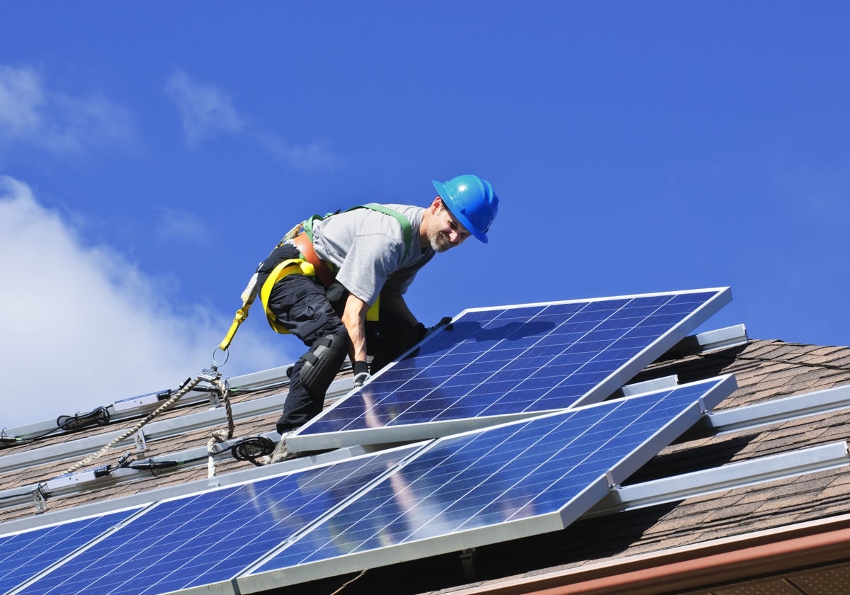 Instalación de paneles solares en una vivienda.