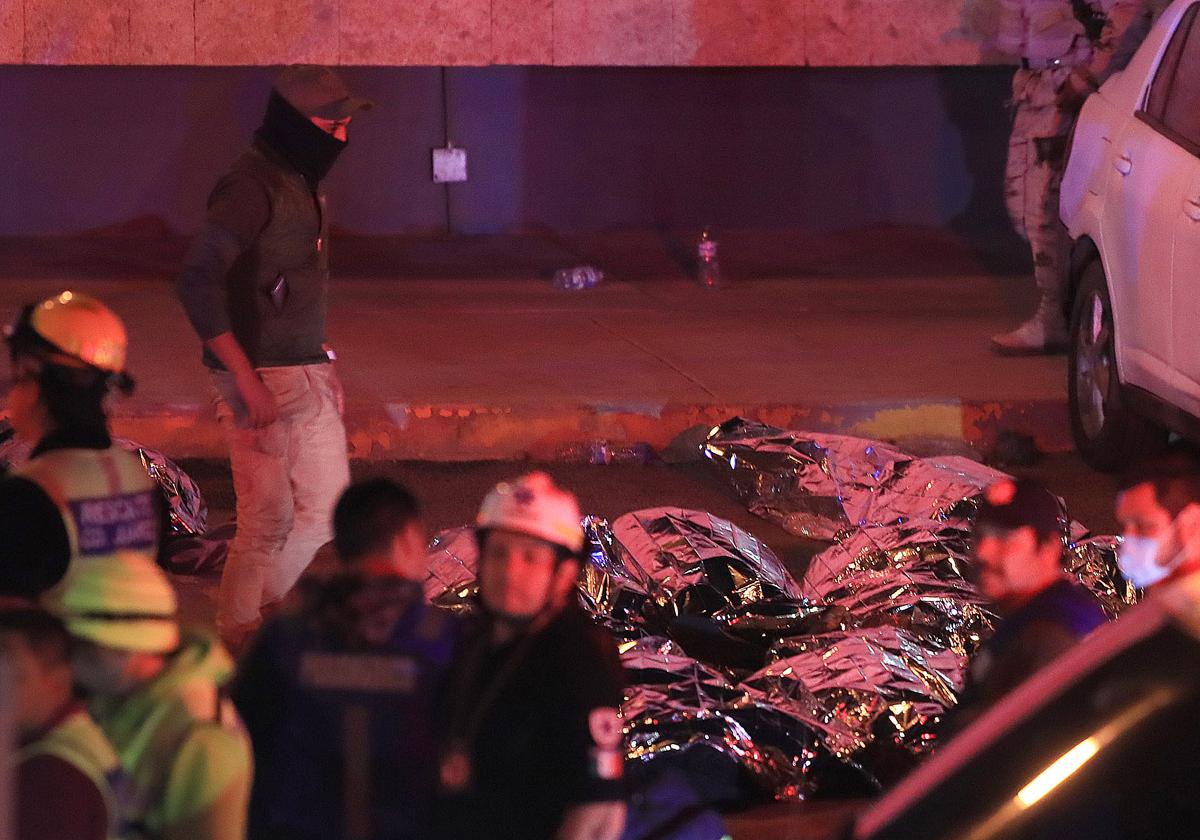 Los cuerpos de varios migrantes fallecidos durante un incendio en una estación de Ciudad de Juárez, en México