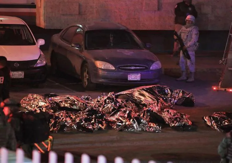 Los cuerpos de varios migrantes fallecidos durante un incendio en una estación de Ciudad de Juárez, en México.