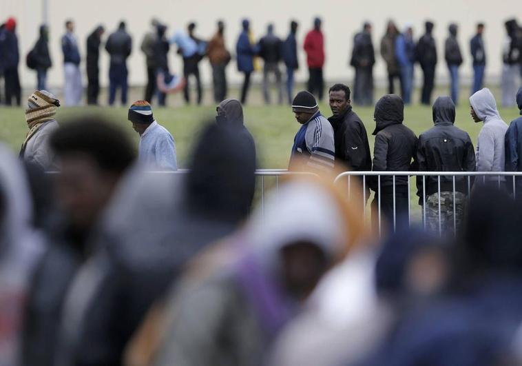 El Gobierno británico alojará a migrantes en bases militares en desuso