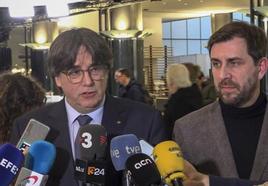 Carles Puigdemont, acompañado del exconseller y eurodiputado Antoni Comín