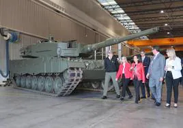 La ministra de Defensa, Margarita Robles (centro), junto a un tanque Leopard en Alcalá (Sevilla)