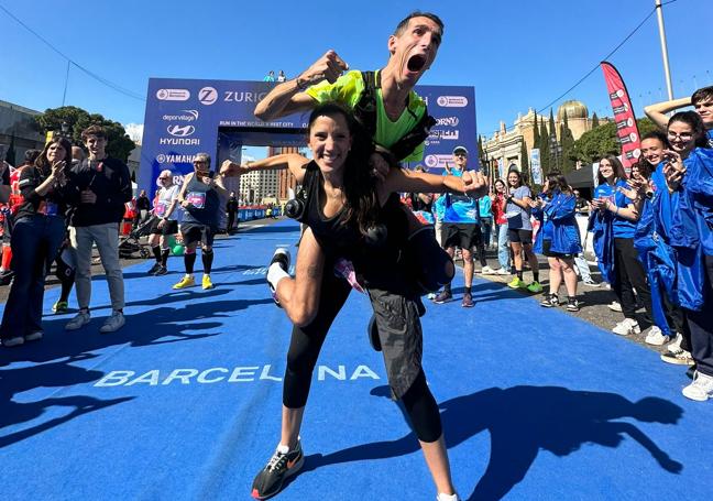 Alex Roca, tras completar la Maratón de Barcelona, junto a su mujer, Mari Carmen Maza.