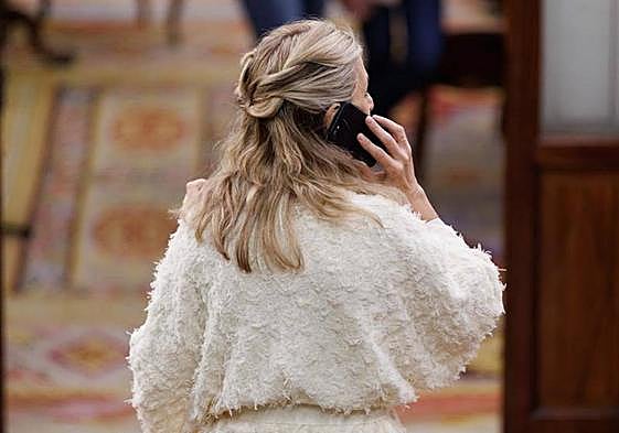 Yolanda Díaz habla por teléfono este jueves a su salida del hemiciclo.