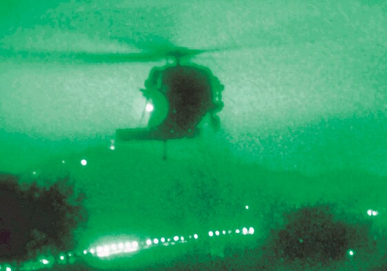 Un helicóptero Black Hawk, como los que se estrellaron el miércoles, realiza prácticas de noche.